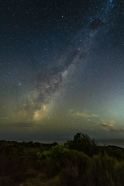 Gecenin karanlığında Samanyolu 'nda yıldızlar Box Head, Killcare, NSW, Avustralya' da.