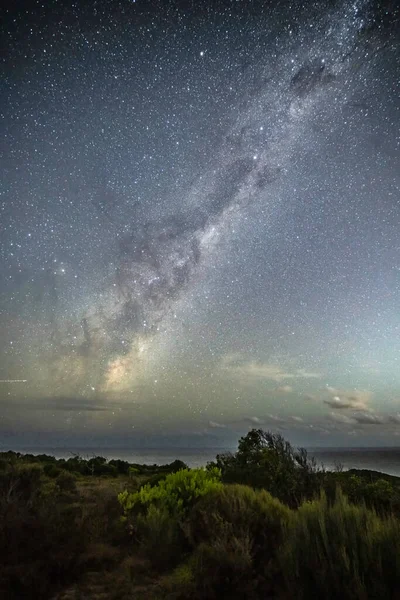Gecenin karanlığında Samanyolu 'nda yıldızlar Box Head, Killcare, NSW, Avustralya' da.