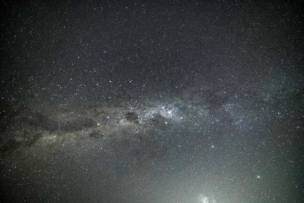 Gecenin karanlığında Samanyolu 'nda yıldızlar Box Head, Killcare, NSW, Avustralya' da.