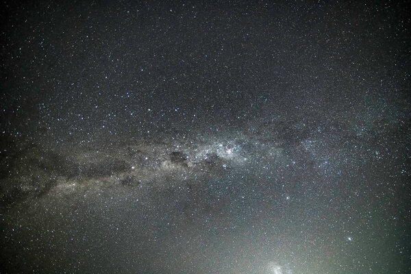 В темноте деревенского ночного неба с Млечным Путем и звездами на Box Head, Killcare, NSW, Австралия.