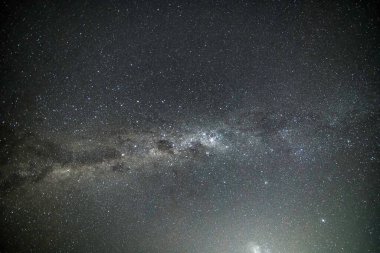 Gecenin karanlığında Samanyolu 'nda yıldızlar Box Head, Killcare, NSW, Avustralya' da.