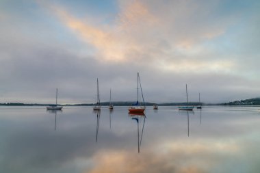 Brisbane üzerinde sisli gün doğumu. Couche Park, Koolewong Merkez Sahili, NSW, Avustralya..