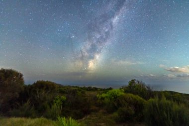 Gecenin karanlığında Samanyolu 'nda yıldızlar Box Head, Killcare, NSW, Avustralya' da.