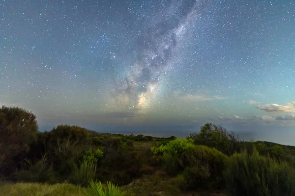 Gecenin karanlığında Samanyolu 'nda yıldızlar Box Head, Killcare, NSW, Avustralya' da.