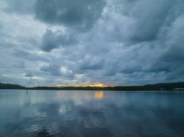 Central Coast, NSW, Avustralya 'daki Woy Woy' da yağmur bulutlarıyla birlikte havadan gün doğumu manzarası..