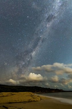 Gecenin karanlığında Samanyolu 'nun altındaki plajda ve Avustralya' nın NSW 'nin merkez kıyısındaki Putty Beach' te yıldızlar. 5 resim hdr birleşimi.