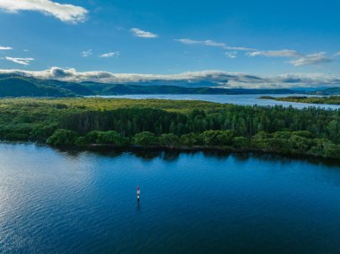 Yağmur yağmadan önce körfezin üzerinden havadan uçarak geçeriz. Merkez Sahili, NSW, Avustralya 'daki Woy Woy' a ulaşır..