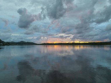 La Nina 'nın Orta Sahilde, NSW' de, Avustralya 'da, Woy Woy' a bolca yağmur ve bulut getirmeye devam ettiği havadan gün doğumu manzarası..