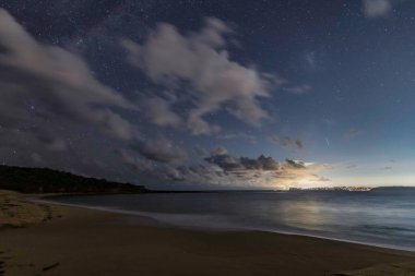 Gecenin karanlığında, Samanyolu 'nun altındaki sahilde ve Avustralya, NSW' nin merkez kıyısındaki Putty Beach 'te yıldızlar..