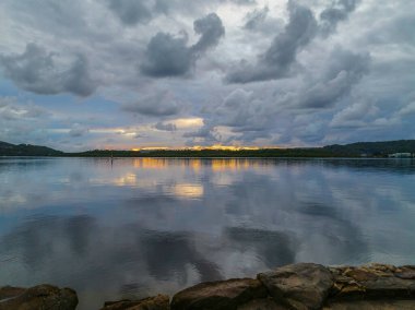 La Nina 'nın Orta Sahilde, NSW' de, Avustralya 'da, Woy Woy' a bolca yağmur ve bulut getirmeye devam ettiği havadan gün doğumu manzarası..