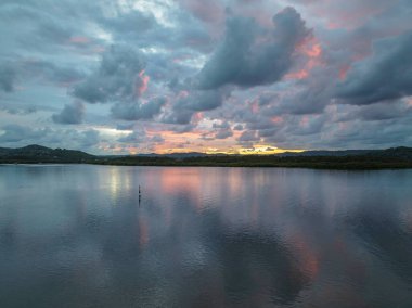 La Nina 'nın Orta Sahilde, NSW' de, Avustralya 'da, Woy Woy' a bolca yağmur ve bulut getirmeye devam ettiği havadan gün doğumu manzarası..
