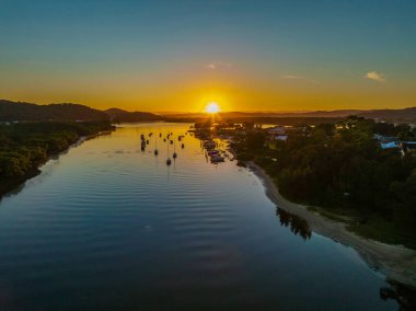 Orta Sahildeki Woy Woy 'da, NSW, Avustralya' daki hava gündoğumu su manzarası..
