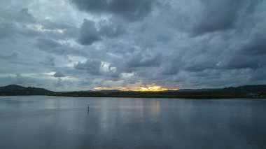 La Nina 'nın Orta Sahilde, NSW' de, Avustralya 'da, Woy Woy' a bolca yağmur ve bulut getirmeye devam ettiği havadan gün doğumu manzarası..
