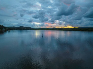 La Nina 'nın Orta Sahilde, NSW' de, Avustralya 'da, Woy Woy' a bolca yağmur ve bulut getirmeye devam ettiği havadan gün doğumu manzarası..