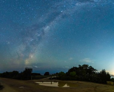 Gecenin karanlığında Samanyolu 'nda yıldızlar Box Head, Killcare, NSW, Avustralya' da.