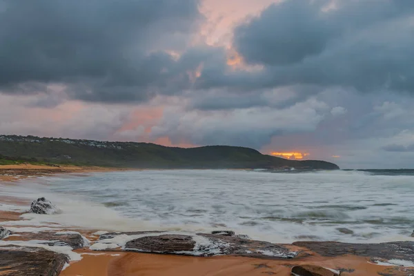 Wschód Słońca Nad Morzem Chmurami Dotykiem Różu Niebie Plaży Killcare — Zdjęcie stockowe