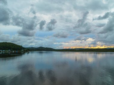 La Nina 'nın Orta Sahilde, NSW' de, Avustralya 'da, Woy Woy' a bolca yağmur ve bulut getirmeye devam ettiği havadan gün doğumu manzarası..