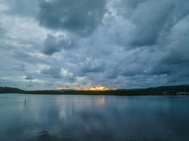 La Nina 'nın Orta Sahilde, NSW' de, Avustralya 'da, Woy Woy' a bolca yağmur ve bulut getirmeye devam ettiği havadan gün doğumu manzarası..