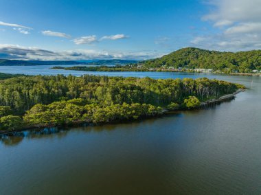 Yağmur yağmadan önce körfezin üzerinden havadan uçarak geçeriz. Merkez Sahili, NSW, Avustralya 'daki Woy Woy' a ulaşır..
