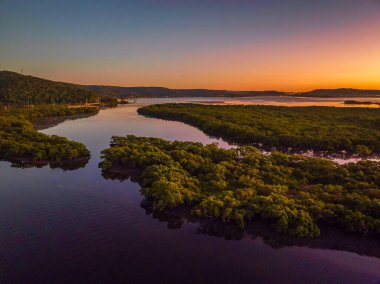 Central Coast, NSW, Avustralya 'daki Woy Woy' da bulutsuz bir gökyüzü ile hava gündoğumu su manzarası..