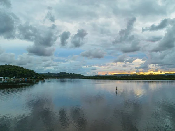 La Nina 'nın Orta Sahilde, NSW' de, Avustralya 'da, Woy Woy' a bolca yağmur ve bulut getirmeye devam ettiği havadan gün doğumu manzarası..