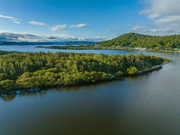 Yağmur yağmadan önce körfezin üzerinden havadan uçarak geçeriz. Merkez Sahili, NSW, Avustralya 'daki Woy Woy' a ulaşır..