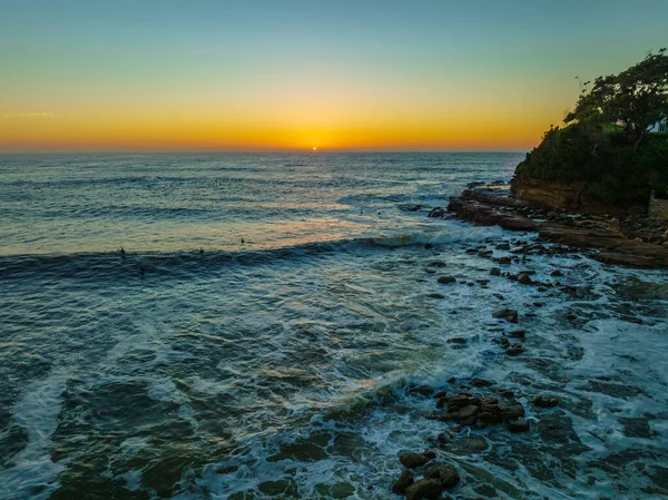 Sunrise Θαλασσογραφία Surfers Και Βράχους Στο Avoca Beach Στην Κεντρική — Φωτογραφία Αρχείου