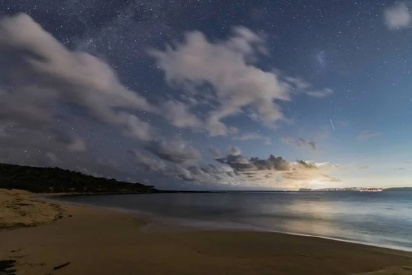 在漆黑的夜晚 在银河天空下的海滩上 在澳大利亚新南威尔士州中部海岸的普提海滩上 星空闪烁 — 图库照片