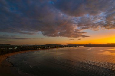 Umina Point 'teki Umina Sahili' nden NSW, Avustralya 'ya kadar bulutlarla birlikte gün doğumu denizi..