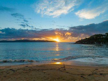 Central Coast, NSW, Avustralya 'da Pearl Sahili üzerinde gün doğumu deniz manzarası.