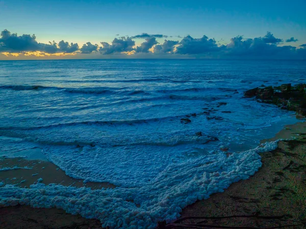 Sunrise Sea Pejzaż Pianką Morską Brzegiem Chmur Plaży Killcare Central — Zdjęcie stockowe