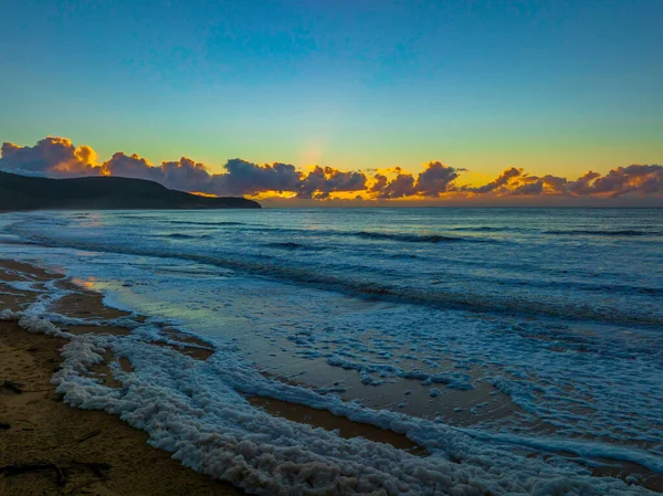 Sunrise Θαλασσογραφία Θαλασσινό Αφρό Και Cloud Bank Στο Killcare Beach — Φωτογραφία Αρχείου
