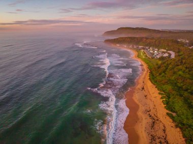 Central Coast, NSW, Avustralya 'daki Shelly Sahili' nde bulutlu gün doğumu denizi..