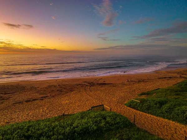 オーストラリア ニューサウスウェールズ州中央海岸のシェリービーチで雲と日の出の海 — ストック写真