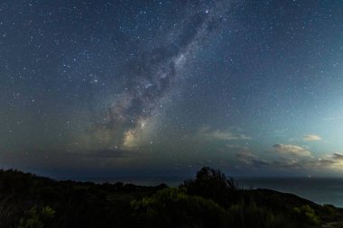 Gecenin karanlığında Samanyolu 'nda yıldızlar Box Head, Killcare, NSW, Avustralya' da.