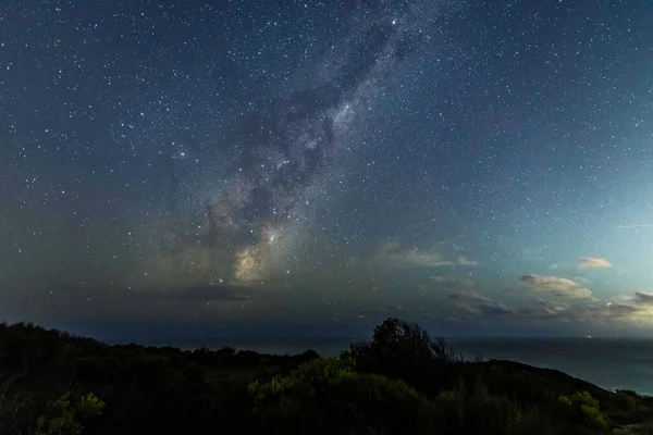 Gecenin karanlığında Samanyolu 'nda yıldızlar Box Head, Killcare, NSW, Avustralya' da.