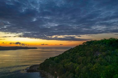Umina Point 'teki Umina Sahili' nden NSW, Avustralya 'ya kadar bulutlarla birlikte gün doğumu denizi..