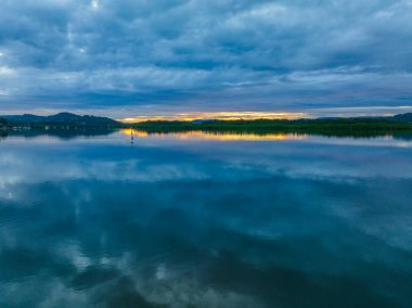 Central Coast, NSW, Avustralya 'daki Woy Woy' da yağmur bulutlarıyla birlikte havadan gün doğumu manzarası..
