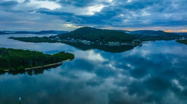 Central Coast, NSW, Avustralya 'daki Woy Woy' da yağmur bulutlarıyla birlikte havadan gün doğumu manzarası..