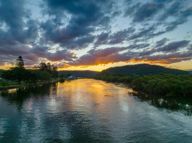 Körfezin üzerinde, NSW, Avustralya 'daki Woy Woy' da bulutlarla birlikte hava günbatımı uçuşu..