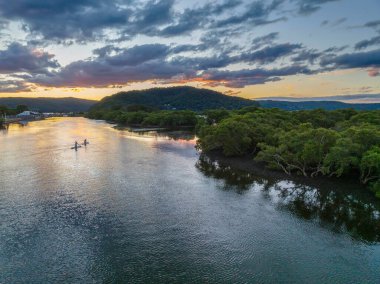 Körfezin üzerinde, NSW, Avustralya 'daki Woy Woy' da bulutlarla birlikte hava günbatımı uçuşu..