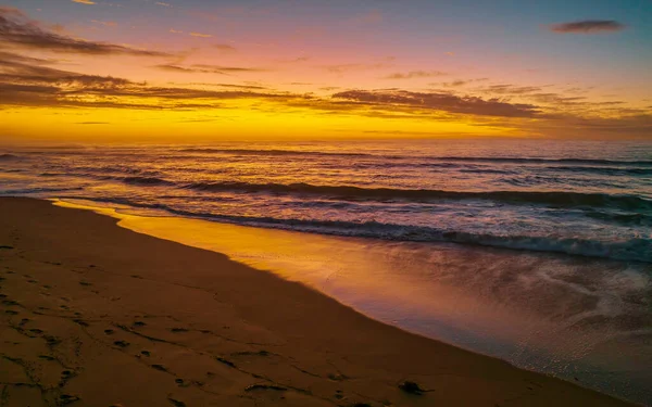 オーストラリア ニューサウスウェールズ州中央海岸のシェリービーチで雲と日の出の海 — ストック写真
