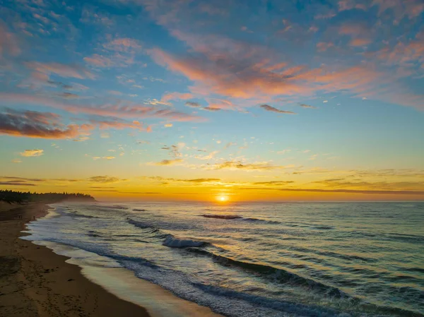 澳大利亚新南威尔士州中部海岸谢利海滩的日出海景 — 图库照片