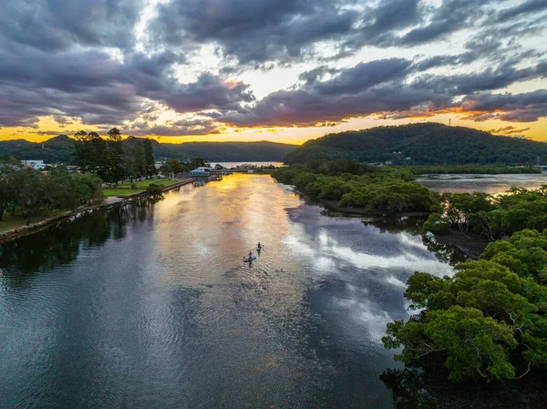 Körfezin üzerinde, NSW, Avustralya 'daki Woy Woy' da bulutlarla birlikte hava günbatımı uçuşu..
