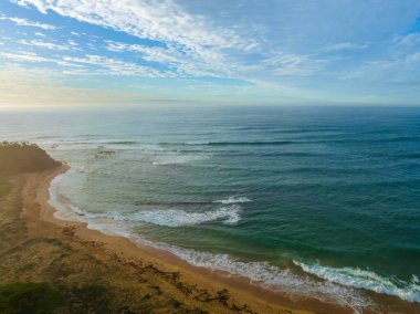 Sabahın erken saatlerinde deniz üzerinde bulutlarla birlikte NSW, Avustralya 'daki Bateau Körfezi' nde hava manzarası.