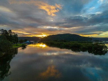 Körfez üzerinde hava günbatımı uçuşu, yağmur bulutları ile Woy Woy 'da Central Coast, NSW, Avustralya.