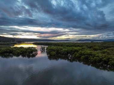 Körfez üzerinde hava günbatımı uçuşu, yağmur bulutları ile Woy Woy 'da Central Coast, NSW, Avustralya.