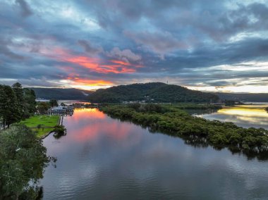 Körfez üzerinde hava günbatımı uçuşu, yağmur bulutları ile Woy Woy 'da Central Coast, NSW, Avustralya.