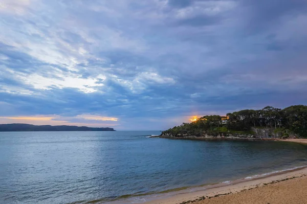 オーストラリア ニューサウスウェールズ州中央海岸のパールビーチでの空中日の出の海と雨の雲 — ストック写真