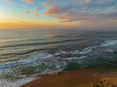 Central Coast, NSW, Avustralya 'daki Shelly Sahili' nde bulutlu gün doğumu denizi..